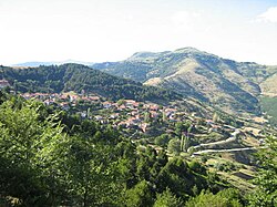 Поглед към Клисура от хълма Свети Илия с изглед към Шубрец и Връбица (Вербиста) зад него вляво