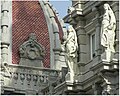 Detalle das estatuas na casa do concello da Coruña.