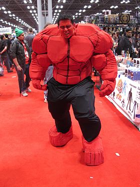 Cosplay de Thunderbolt Ross sous son apparence de Hulk rouge.