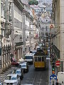 Villamosok Lisszabon szűk utcáin