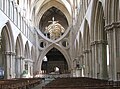 Famós arc invertit a la nau central de la catedral de Wells, a Anglaterra, sobre l'arc apuntat en funció d'arc triomfal.