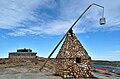 Det vedfyrte vippefyret og den gamle restauranten på Verdens ende sett fra sør mot nord Foto: Knut Arne Gjertsen, 2012