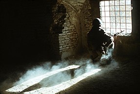 Seorang prajurit Soviet berjaga-jaga di Afganistan pada tahun , 1988.