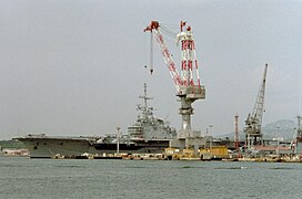 Le porte-avions Foch à l'arsenal de Toulon en août 1995.