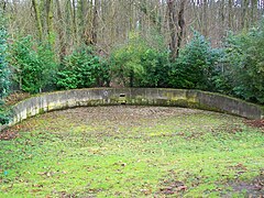 Ancien abreuvoir : situé vieux chemin de Paris, il daterait de 1736 et fut pavé et entouré de murs vers 1827. Unique point d'eau pouvant servir en cas d'incendie dans la ville.