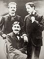 Marcel Proust (sentado) con Robert de Fleurs (esquerda) e Lucien Daudet (dereita).