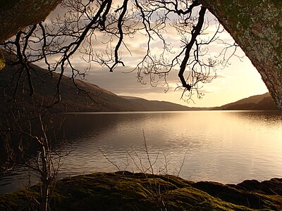 İskoçya'da yer alan Loch Lomond (Lomond Gölü). Doğal bir tatlı su kaynağıdır. Oldukça korunmuş bir ekosisteme sahiptir. Özellikle balık çeşitliliği ve nüfusu açısından uzun süredir değişmeksizin varlığını sürdürmektedir. (Üreten: Abubakr.h)