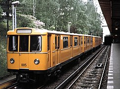 Abstellgleis 3 mit Zug der Baureihe A3L, Gleis 2 führt in die unterirdische Abstellanlage zum Gleis 12