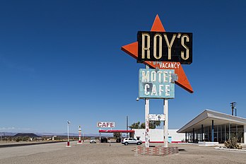 Café-motel sur la route 66 traversant le désert des Mojaves, en Californie. (définition réelle 4 693 × 3 129)