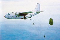 空挺隊員を降下させるC-123B