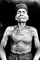 Seorang lelaki Dayak bertatu di tengah Borneo, beliau berkemungkinan berasal dari puak Ot Danum (1880-1920)