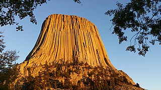Torre do Diaño, antiga cheminea volcánica en que o arrefriamento da lava ocasionou columnas basálticas