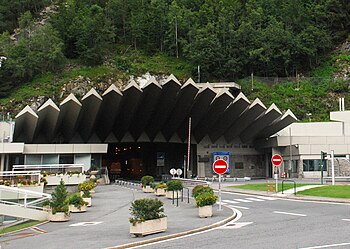 Въезд в тоннель в Шамони (Франция)