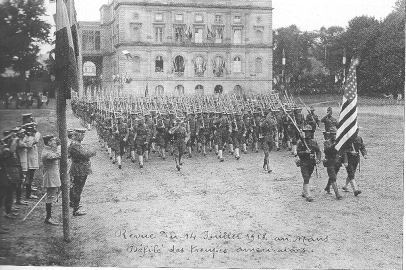 Défilé le 14 juillet 1918 au Mans des troupes américaines.