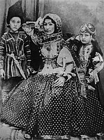 Хуршидбану Натаван, её сын Мехдикули-хан Вяфа и дочь Ханбике