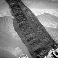 Pistes del rover Curiosity a les sorres de Hidden Valley. 4 d'agost de 2014.