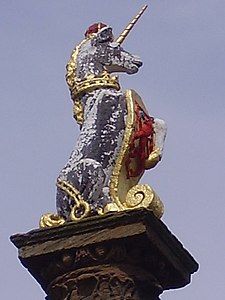 Традиционная скульптура единорога поверх колонны на торговой площади