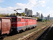 Güterzug mit Lok ŽFBH 441-307 vor der Zementfabrik Kakanj.