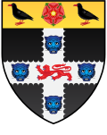 на чёрном фоне волнистый серебряный крест с красным львом по середине, окруженным с четырёх сторон синими головами леопардов; на верху на золотом фоне две чёрные красноклювые корнуоллские клушицы с красной розой посередине