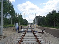 Rozjazd linii kolejowej nr 182 (w lewo) i 705 (w prawo) w trakcie modernizacji. Widoczne są słupy oraz bramki na których wkrótce zamontowana zostanie sieć trakcyjna.