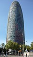 La Torre Agbar, a Barcelona, obra de Jean Nouvel, basada en la forma de l'arc catenari.