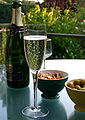 Tradiciškai išmušus pirmai Naujųjų valandai, geriamas šampanas, šampanizuotas vynas ar kitokie gėrimai