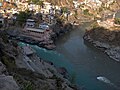 Bhagirathi (maldekstre) kuniĝas al Alaknanda (dekstre) ĉe Devprajag