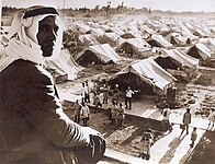 Homem em um campo de refugiados palestinos do Nakba (desastre em árabe), resultante da Guerra árabe-israelense de 1948