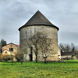 Oude kasteeltoren in Ougney