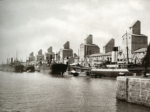 La major part dels grans s'exportaven; a la imatge, les sitges de cereals de Puerto Madero, a Buenos Aires