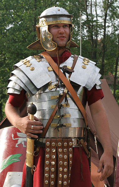 Berkas:Roman soldier in lorica segmentata 1-cropped.jpg