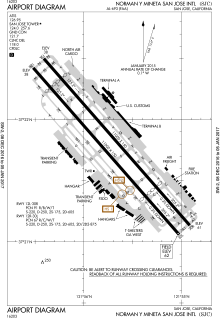 Sebuah peta dengan overlay kotak menunjukkan terminal, landasan pacu, dan struktur lainnya dari bandara.