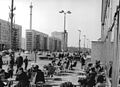 Primavera in Karl-Marx-Allee, 1967. Sullo sfondo è visibile la torre della televisione ancora in costruzione.