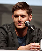 Jensen Ackles jwe Dean Winchester.