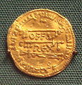 Un dinar d'or del rei anglès Offa de Mercia, còpia dels dinars del califat abàssida (774). Combina la llegenda llatina OFFA REX amb llegendes àrabs. Museu Britànic.[95]
