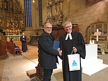 Besuch des ökumenischen Chores der Kirche Wang in Kamenz im Oktober 2022: Pfarrer Pech überbringt die Grüße des Bürgermeisters aus Karpacz.