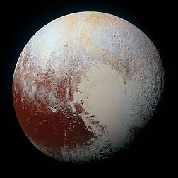A sonda espacial da Nasa, New Horizons, capturou esta imagem de alta resolução, melhorada e colorida de Plutão em 14 de julho de 2015. (definição 8 000 × 8 000)