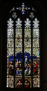 Один з віконних вітражів собору