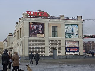 Вид на здание вокзала со стороны пассажирских платформ