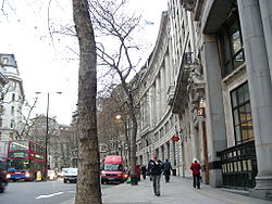 Улица Олдвич, справа здание Лондонской школы экономики
