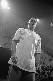 Eminem na pozornici u beloj majici kratkih rukava