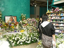 Karangan bunga dukacita di depan foto Izumi Sakai