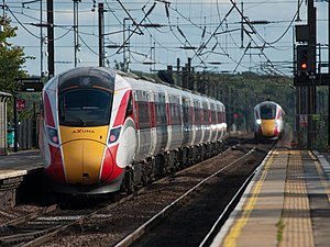 ノーザラートン駅で行きかうLNERの801形「Azuma」