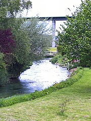 La Bresle au hameau du Cardonnoy, surplombé par le viaduc autoroutier.