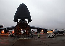 C-5 en attente de chargement, vu de l'avant.