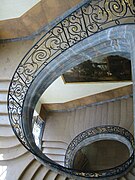 Escalier de l'aile XVIIIe du musée, orné de ferronneries Jean Lamour.