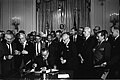 1964 Medeni Haklar Yasası'nı imzalayan dönemin ABD başkanı Lyndon Johnson ve arkasında görülen Amerikan medeni haklar hareketinin önderi Martin Luther King (2 Temmuz 1964)