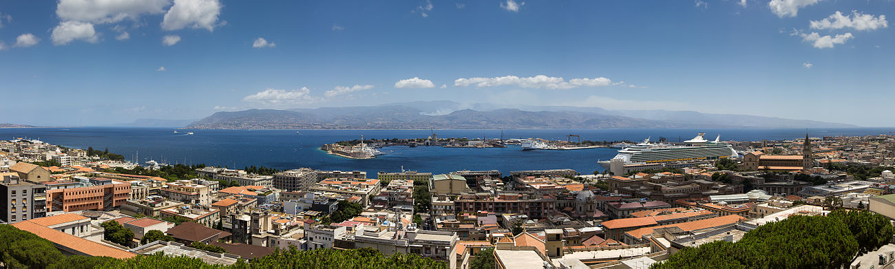Messina és a Messinai-szoros panorámaképe