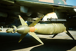 GBU–10 az USAF egyik F–4E gépén 1982-ben, LAU–17/A-ra (MAU–12-re) függesztve. Légiharc-rakéták felfüggesztésére ez a konfiguráció alkalmatlan volt, azonban aszimmetrikus felfüggesztést már alkalmazhattak (lásd az F–4E alfejezetet)