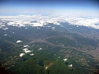 榛名山 【本人寸評】ほぼ真上を飛行したため榛名山全体を撮影できませんでした。よくある話です。しかし榛名湖がカルデラ湖であることが良く分かります。